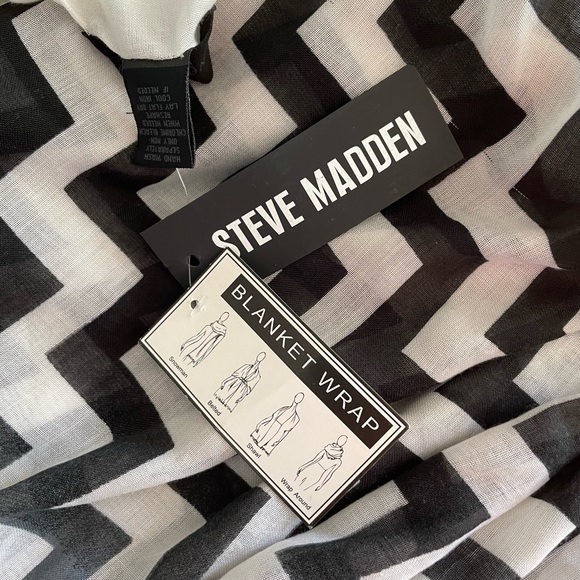 Steven Madden Black/White Chevron Blanket Wrap - Picture 2 of 3